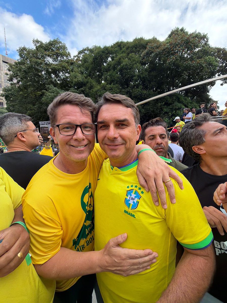 mfriasoficial's tweet photo. O legado tá vivo! Vamos, @flaviobolsonaro 🇧🇷 https://t.co/dYjXQzf8PE