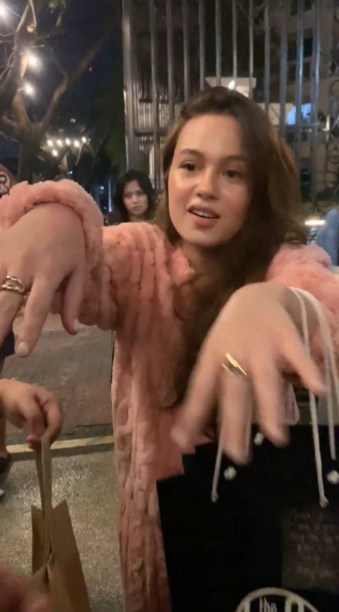 “multo big winner ka namin”

krystal’s reaction: *nag multo pose