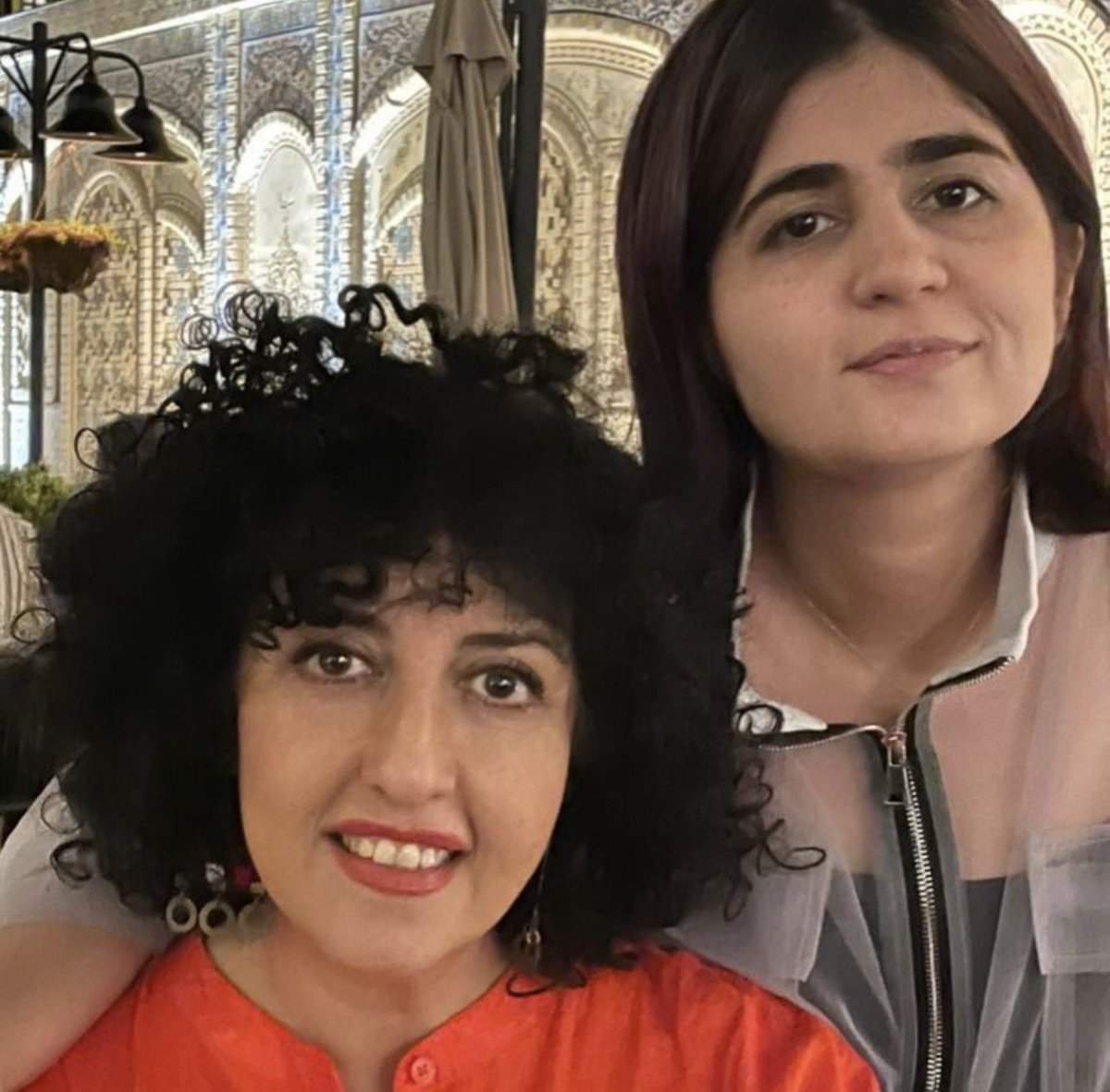 Nazanin50015935's tweet photo. به یاد #نرگس_محمدی #سپیده_قلیان 
#از_بازداشتیها_بگو https://t.co/loXh0dyLD6
