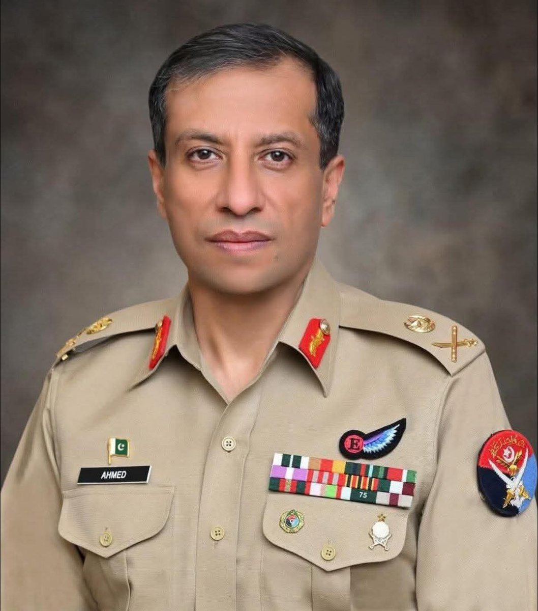 بس ہمیں ایسی ہی لیڈرشپ چاہیے

الجزیرہ کو DGISPR کا دیا گیا انٹرویو سوشل میڈیا پر تیزی سے وائرل ہورہا ہے۔۔
الجزیرہ نے سوال کیا تھا کہ آپ کیا سمجھتے ہیں اگر ایران کے بعد اگلا ہدف پاکستان ہوا تو ؟؟؟

ڈی جی آئی ایس پی آر:
پاکستان کے عسکری اداروں میں اس بات کی کوئی پریشانی نہیں کہ