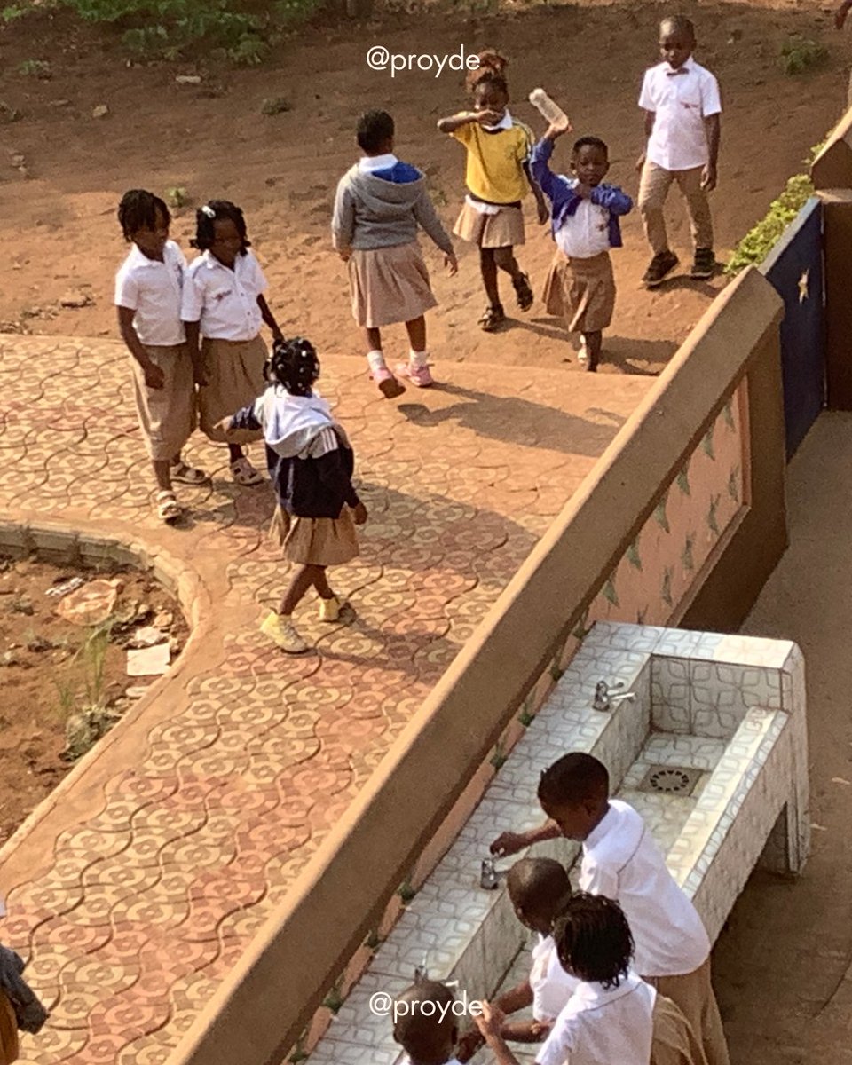 PROYDEMADRID's tweet photo. ✏️🏫 En Bohicon (Benín), el proyecto de alfabetización ofrece una segunda oportunidad a jóvenes aprendices que abandonaron la escuela.
Formación básica, mejora de infraestructuras y materiales para abrir puertas al empleo y la dignidad. https://t.co/KXzO3muRAp
