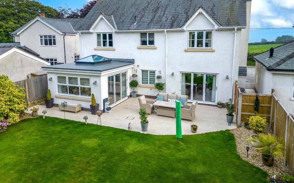 BaytreeChester's tweet photo. This recent installation is all about light, space and seamless outdoor pleasure. Wide doors open onto a patio that leads directly onto the lawn, meaning that the garden becomes part of your everyday living. Summer is on the way... so get in touch! https://t.co/sAE0ST3zPc