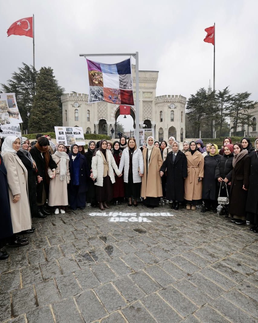 KADEM Mütevelli Heyet Başkanı Sümeyye Erdoğan Bayraktar ve AK Parti Grup Başkan Vekilimiz Dr. Leyla Şahin Usta, Beyazıt Meydanı’ndaki 28 Şubat başörtüsü yasaklarına karşı duruşu simgeleyen “Gelişime Engel Değil” eserimizi ziyaret etti.

Bu eser; bir dönem eğitim, çalışma ve