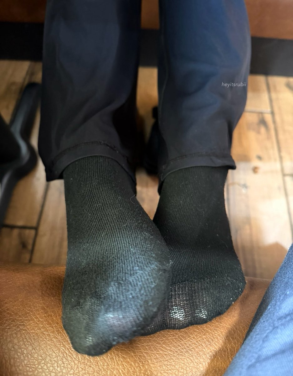 heyitsrubii's tweet photo. sniff my socks under the table https://t.co/FKsFDqbFu3