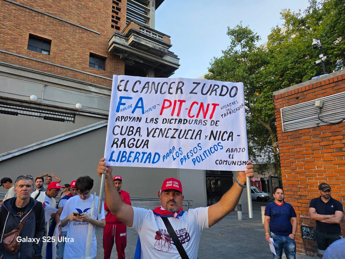 RomeroPiriz's tweet photo. Ayer en la marcha.
Cubano con cartel 
@reinier https://t.co/cbsWAIi816