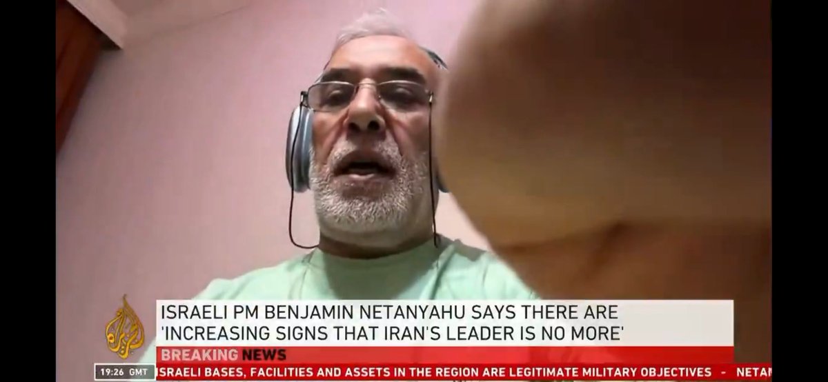 🇹🇷Dışişleri Bakan Yardımcımız bölgemizi ve ülkemizi çok yakından ilgilendiren bir savaş ve krizle ilgili,
📺Önemli bir uluslararası medya kuruluşunda canlı yayına katılıyor.
👔Ev kıyafeti giymiş; kravat, gömlek, ceket yok!
👉Eliyle tuttuğu cep telefonundan bağlanmış, açı son