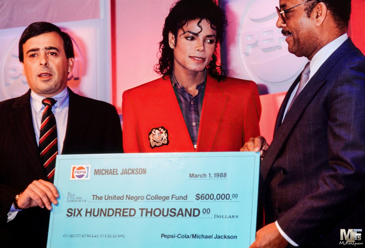 mjfansquare's tweet photo. Esattamente 38 anni fa, il 1° marzo 1988, durante una conferenza stampa della #Pepsi a #NewYork, #MichaelJackson devolveva un assegno di 600.000 dollari all'#UNCF, a favore degli studenti di College e Università storicamente afroamericane.
I dettagli 👇
https://t.co/0YJmIKz28w https://t.co/PP2lI9HA01