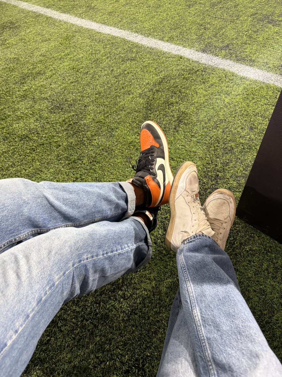 RJKaminski's tweet photo. whose kicks are these (left)

hint: on the older side https://t.co/AT4gdXt08c