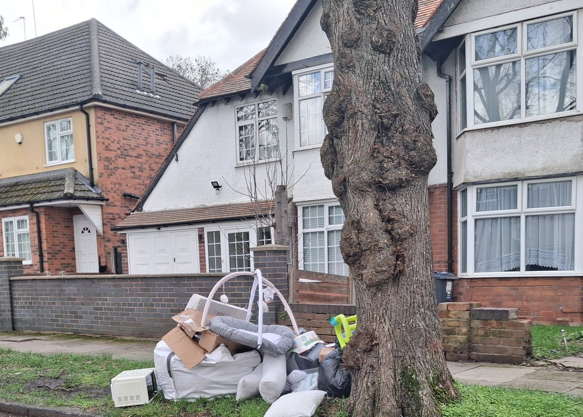 MickBrown3's tweet photo. After delivering in Gravelly Hill off to Kingstanding to help @JillyBrum and Paul Lilly with a campaign session. Sadly saw an example of fly tipping on the way that I reported for investigation and removal.
#CleanStreetsMatter https://t.co/etSnkVgIR7