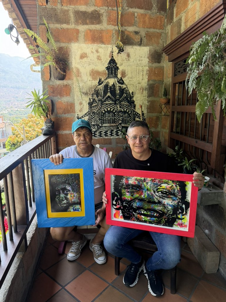 UnViejoFavor's tweet photo. Hoy tenemos el corazón lleno de felicidad 💛

Vamos a subastar o rifar dos obras del maestro Julio Herrera.
Son historias y rostros reales hechos arte… miradas que cuentan luchas, esperanza y favores que han cambiado vidas.

Queremos que estas obras sigan haciendo el bien.
Que el arte se convierta en ayuda.
Que cada pincelada se transforme en un nuevo favor.

Pero esto lo construimos juntos 🙌
¿Las subastamos o las rifamos?
¿Cómo creen que deberíamos hacerlo?
Los leemos en los comentarios.

Que el arte nos ayude a seguir moviendo corazones y haciendo muchos más favores. 💫