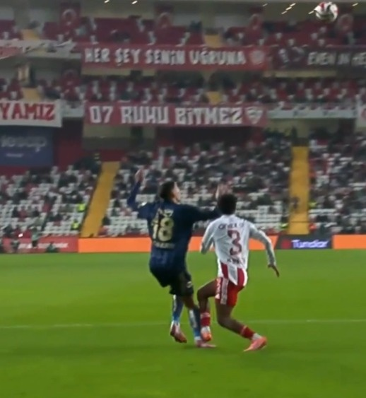 SerdarAkcer's tweet photo. Antalyasporlu defans oyuncusu rakibinin yerini biliyor ve rakibinin sıçrama hareketini ayağına dikkatsiz şekilde basarak engel oluyor.

Hakem bunu değerlendiremedi. Penaltı olmalıydı.

VAR kanıt nasıl bulamadığını anlamış değilim.

#ANTvFB https://t.co/WDdGdKSwLL