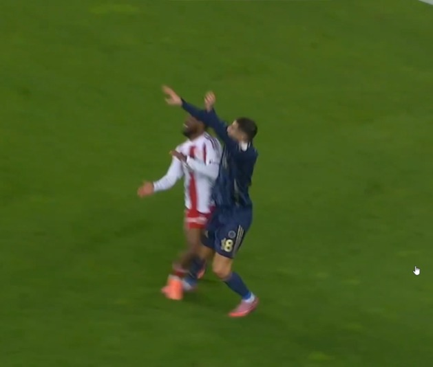 Antalyasporlu defans oyuncusu rakibinin yerini biliyor ve rakibinin sıçrama hareketini ayağına dikkatsiz şekilde basarak engel oluyor.

Hakem bunu değerlendiremedi. Penaltı olmalıydı.

VAR kanıt nasıl bulamadığını anlamış değilim.

#ANTvFB