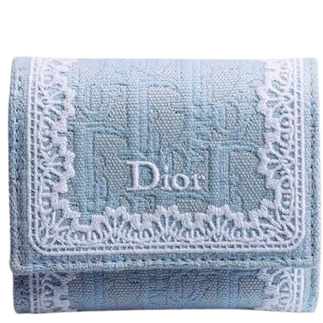 etginlik's tweet photo. Dior'un dantel detaylarla işlenmiş pastel mavi tonlarda zarif cüzdanı. https://t.co/6DV3t1c61r