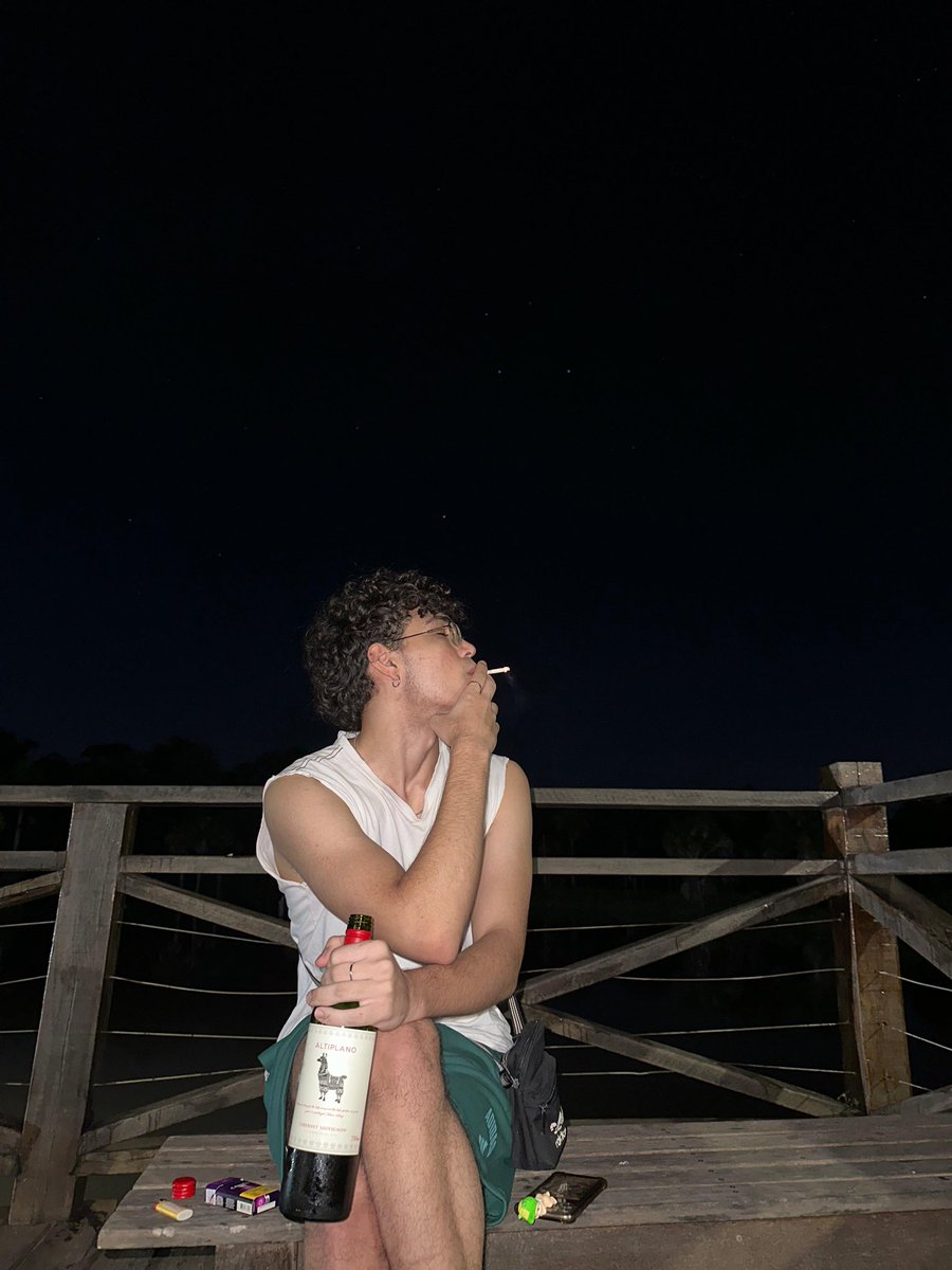 1tities's tweet photo. AMO MINHA VIDA estudo durante o dia fumo e bebo a noite com minhas meninas no lago https://t.co/totO2rtboJ