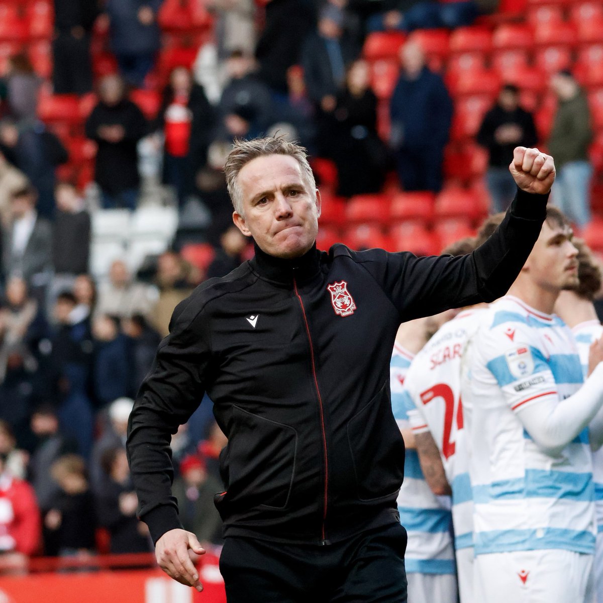 Champ_NewsFR's tweet photo. Wrexham dans la course aux playoffs ! ✊️

Le club gallois est 6ème et vient d'enchaîner sa 3ème victoire d'afillé  💪

On rappelle qu'en cas de montée en Premier League, Wrexham pourrait signer sa 4ème montée consécutive !!! ❤️

🤯 FOLIE TOTALE 🤯 https://t.co/ugQ84rRXly