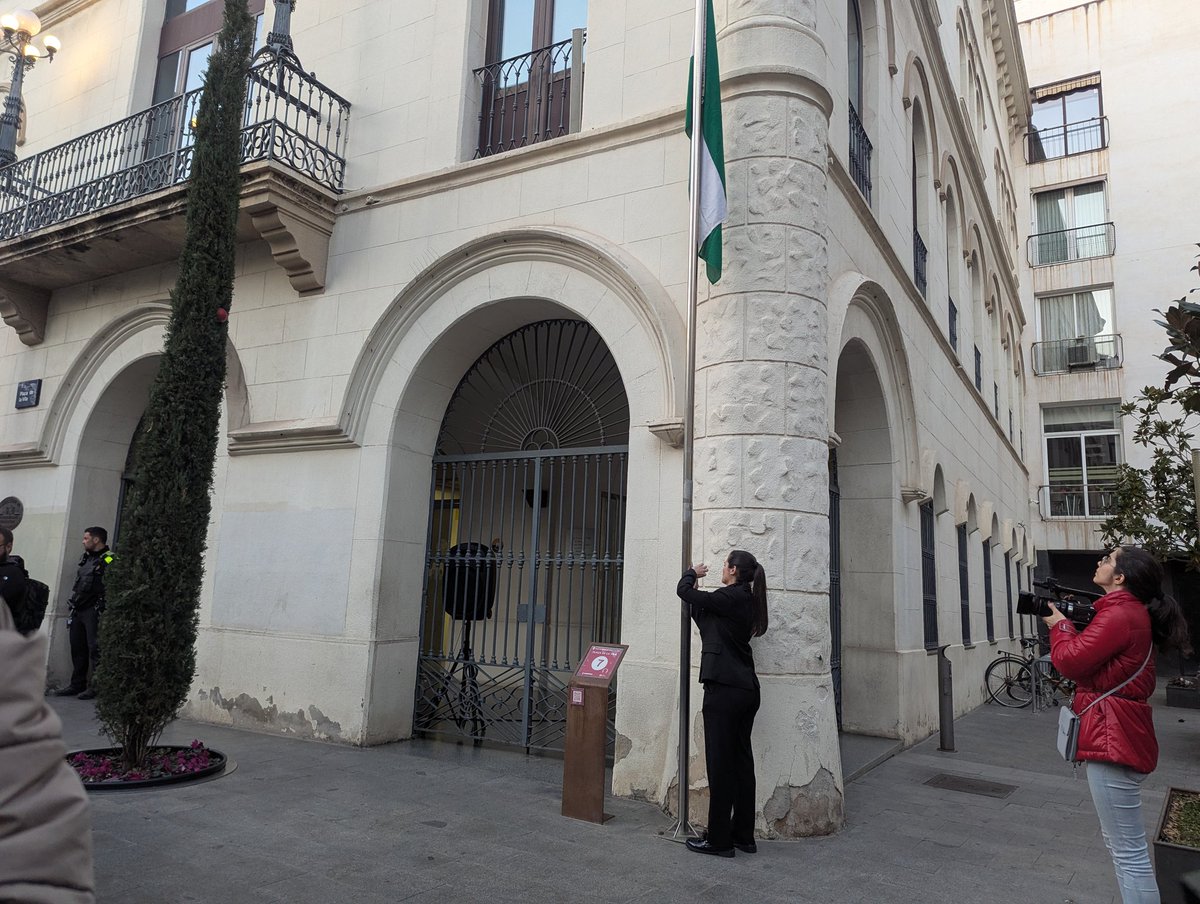 AjBadalona's tweet photo. 🟢⚪La plaça de la Vila de #Badalona ha acollit aquesta tarda l’acte institucional del #DiaDeAndalucia amb la hissada de la bandera andalusa acompanyada de l’himne de la comunitat. 

Un acte per commemorar el 28F i celebrar-lo amb els badalonins d’origen andalús. https://t.co/PrVi8MEPAp