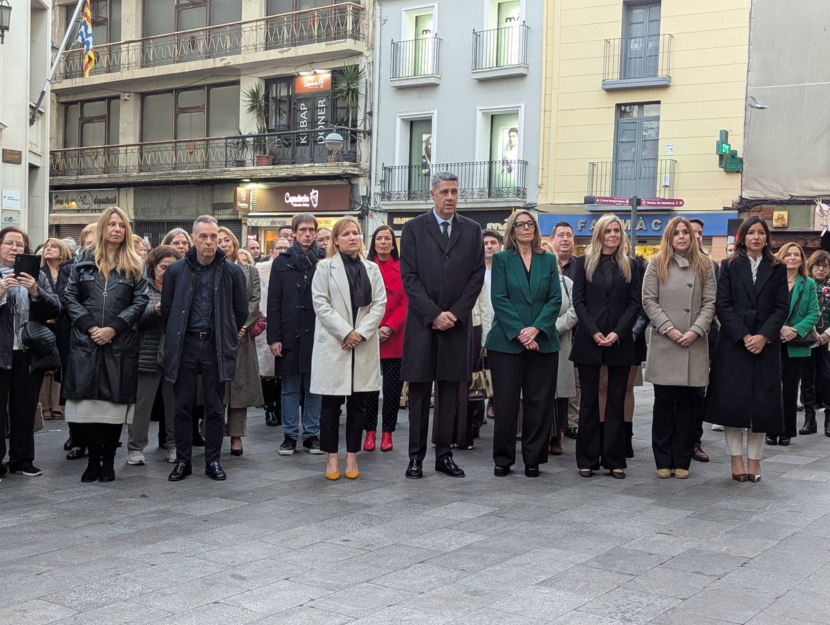 AjBadalona's tweet photo. 🟢⚪La plaça de la Vila de #Badalona ha acollit aquesta tarda l’acte institucional del #DiaDeAndalucia amb la hissada de la bandera andalusa acompanyada de l’himne de la comunitat. 

Un acte per commemorar el 28F i celebrar-lo amb els badalonins d’origen andalús. https://t.co/PrVi8MEPAp