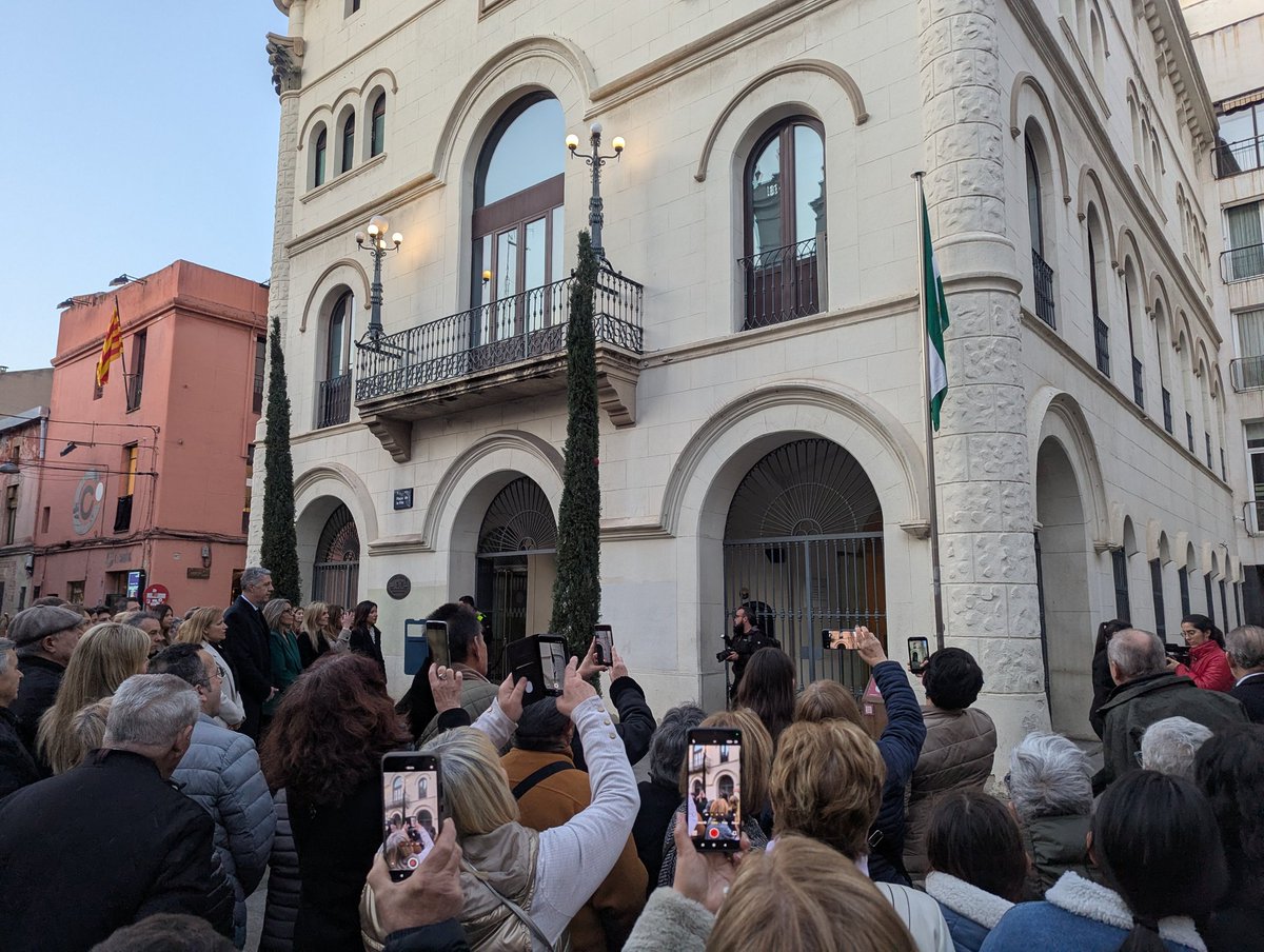 AjBadalona's tweet photo. 🟢⚪La plaça de la Vila de #Badalona ha acollit aquesta tarda l’acte institucional del #DiaDeAndalucia amb la hissada de la bandera andalusa acompanyada de l’himne de la comunitat. 

Un acte per commemorar el 28F i celebrar-lo amb els badalonins d’origen andalús. https://t.co/PrVi8MEPAp
