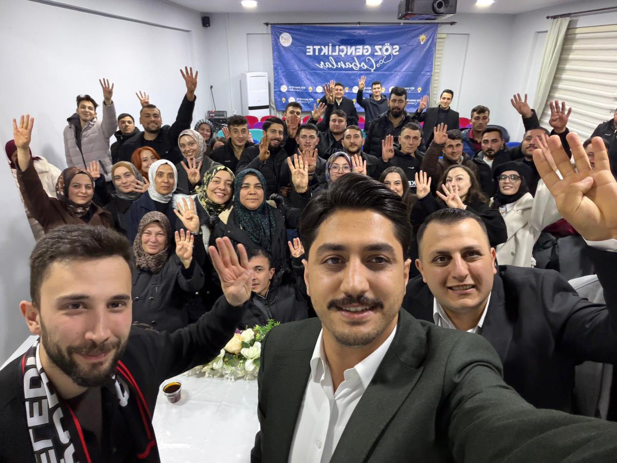 AkGenclikAfyon's tweet photo. 📍Çobanlar

“Söz Gençlikte” diyerek Çobanlar’daydık.

MKYK Üyemiz Kadir Can Sezgin’in katılımıyla gerçekleştirdiğimiz Söz Gençlikte Çobanlar programımızda genç kardeşlerimizle bir araya geldik.

Gençlerimizin fikirlerini dinledik, taleplerini not aldık, hayallerine ortak olduk. Çünkü biz biliyoruz ki; bu dava gençliğin omuzlarında yükselecek, Türkiye Yüzyılı gençlerin azmiyle inşa edilecek.

Samimiyetin, istişarenin ve heyecanın hâkim olduğu programımızda; birlik ve beraberliğimizi bir kez daha perçinledik.

Söz de karar da gençliğin! 💫