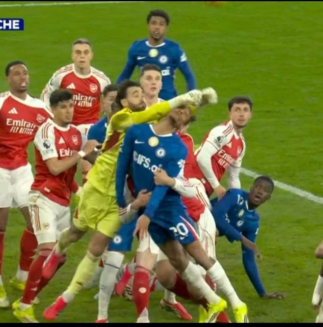 MessiahYaniss16's tweet photo. Résumé Arsenal face a Chelsea :

- Declan Rice enlace un joueur dans la surface.
- 2 buts sur corner en bloquant le gardien.
- Carton rouge honteux contre Chelsea.
- Ça a mis le bus a domicile contre une équipe a 10.

Arsenal DETRUIT notre magnifique sport. https://t.co/9RYYzyDFdq