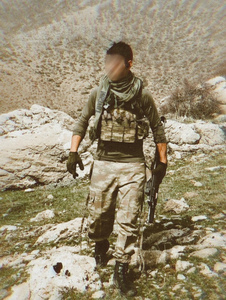 Kulağımın tüfekle tanıştığı ilk an geri kalan
hayatımın anormal ilerleyeceğini anlamıştım da kabullenmeye cesaret edememiştim.
Birden bire içimi tanımadığım insanların
intikam hırsı bürümüş ve şehirlerde dolaşan insanları önemsemeyi bırakmıştım. Hakkımda çok şey derler; "deli,