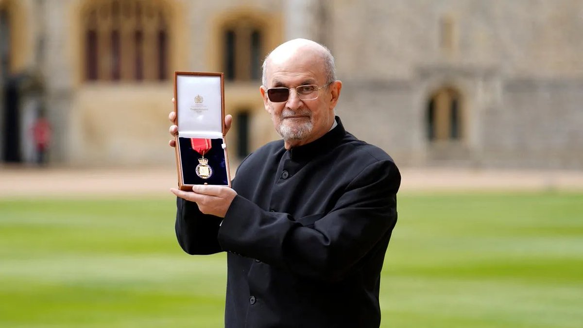 MacaRabanedo's tweet photo. Tenía una recompensa de tres millones de dólares sobre su cabeza. 
Sobrevivió dos ayatollahs. 

Sir Salman Rushdie. https://t.co/NDAxUmdiTv
