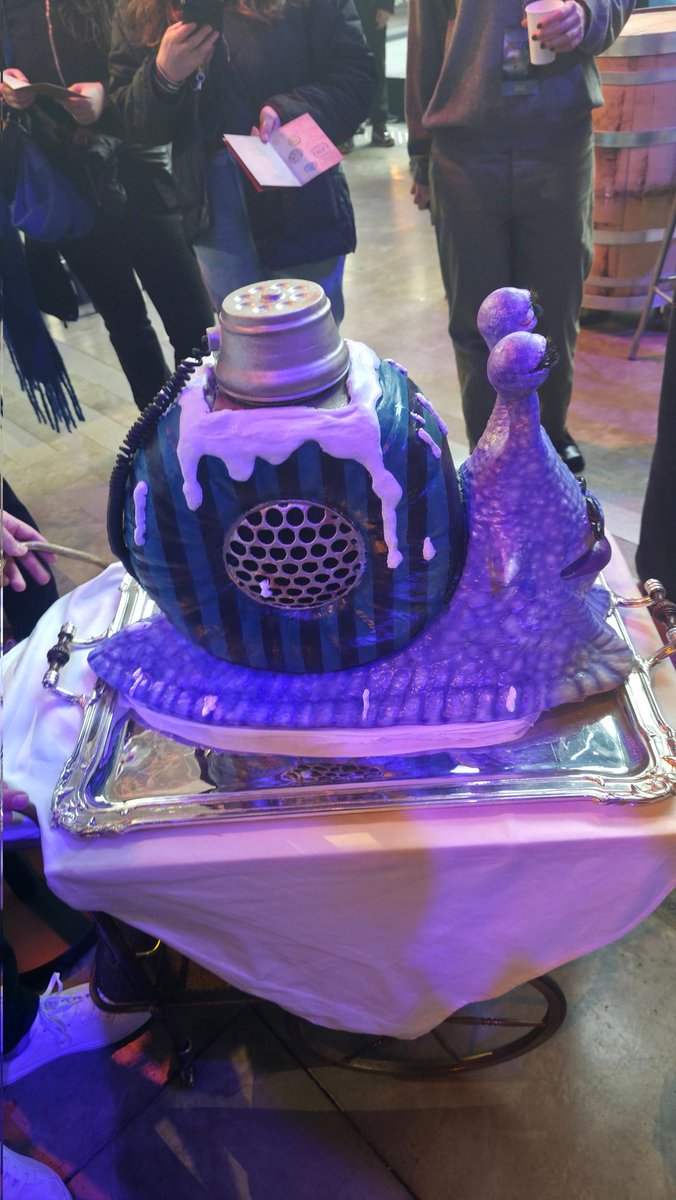 ladychanx's tweet photo. Hier j'étais au #Onepiecemarket au 104 et j'ai assisté à l'avant-première de l'épisode 1 de la S2 du live Action @NetflixFR de One Piece 🥰🎬
Il était diffusé en VF pour que le + grand nombre puisse en profiter !
stand photos, super décors, goodies et food c'était trop cool 💕 https://t.co/Axansd658l