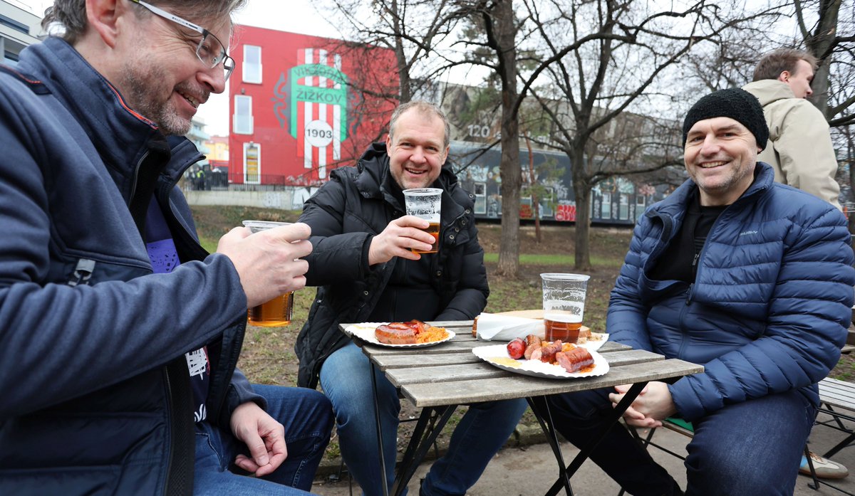 fkvz1903's tweet photo. U nás na Žižkádě se holt snídá jinak ... 😊

#zabijacka  #snidane   #ZIZCHR https://t.co/dI0xRW7gWN