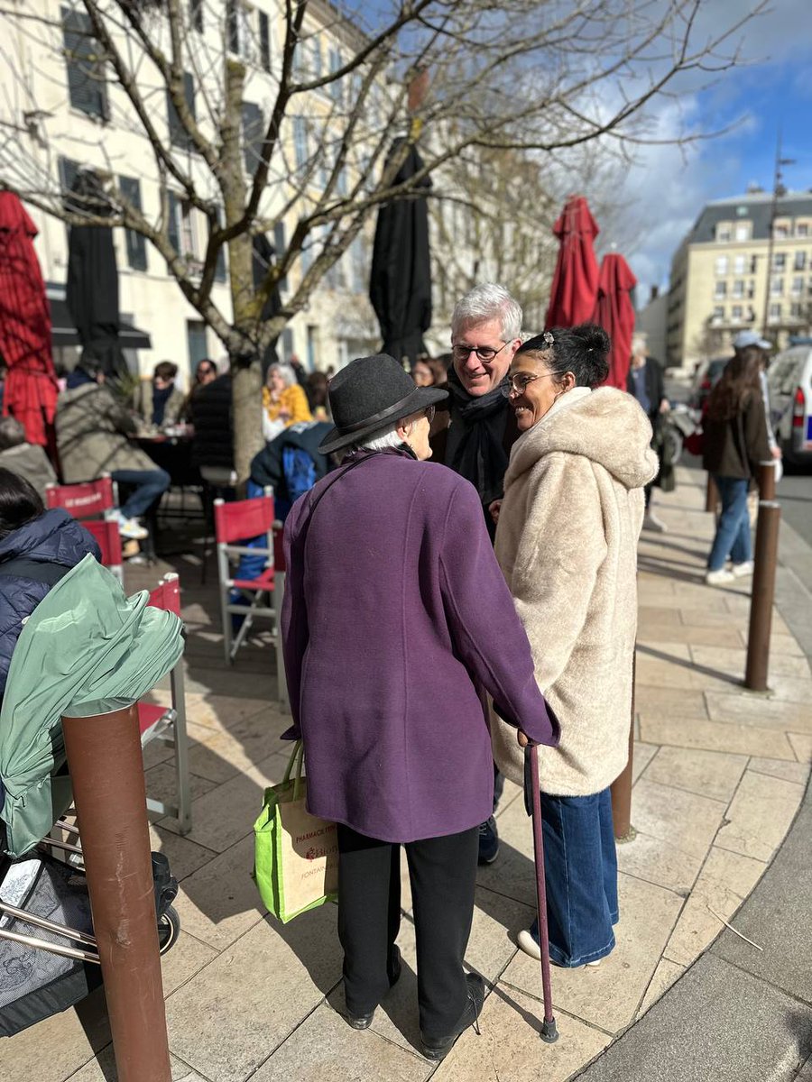 fredvalletoux's tweet image. Au marché de Fontainebleau, ce matin, avec l'équipe d'#EnsemblePourFontainebleau, la liste qui se réunit autour de Julien Gondard et de présenter les projets.

Merci aux Bellifontains pour leur accueil chaleureux &amp;amp; leurs encouragements à poursuivre le travail pour #Fontainebleau.