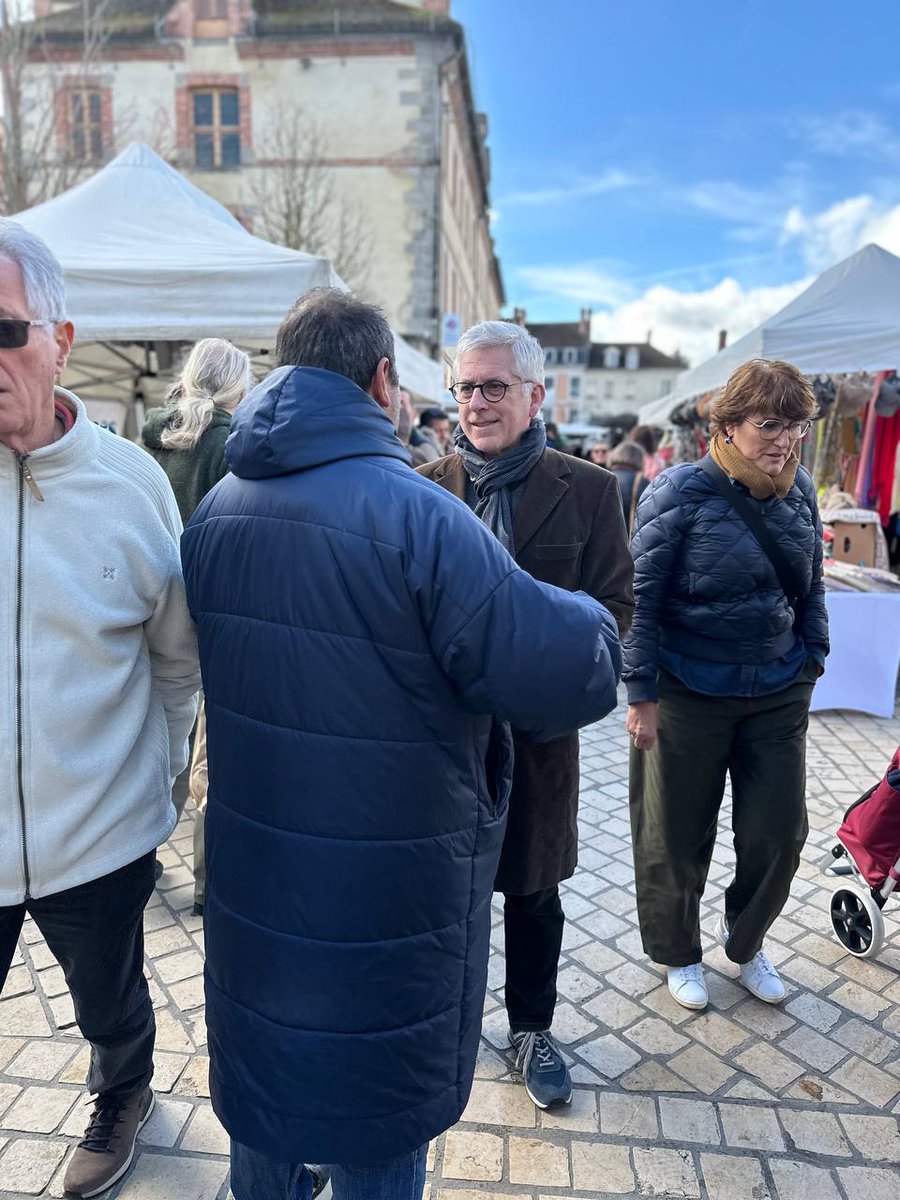 fredvalletoux's tweet image. Au marché de Fontainebleau, ce matin, avec l'équipe d'#EnsemblePourFontainebleau, la liste qui se réunit autour de Julien Gondard et de présenter les projets.

Merci aux Bellifontains pour leur accueil chaleureux &amp;amp; leurs encouragements à poursuivre le travail pour #Fontainebleau.