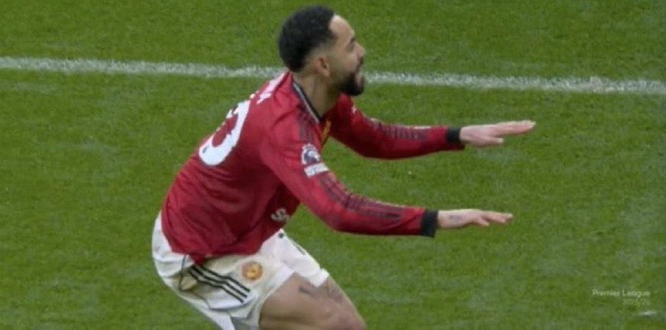 PeeWeeC78's tweet photo. "Maybe it's the Old Trafford bonus?" 😂😂 https://t.co/LvpDwyrdkK