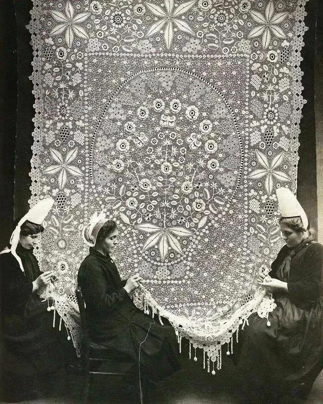 HistorylandHQ's tweet photo. Lacemakers in Brittany, France, 1920 https://t.co/ydmK0rjqSP