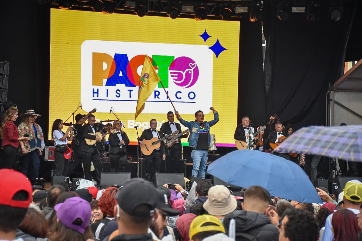 carolinacorcho's tweet photo. Cerramos esta campaña de confianza y esperanza con resultados que hablan por sí solos: menos pobreza, más inclusión, más desarrollo, y un verdadero respeto por nuestra gente y el ambiente. 📷📷

Porque nuestro partido es del pueblo y para el pueblo, este 08 de marzo te necesitamos más que nunca. Invita a tu familia, a tus vecinos. ¡Vota masivamente Pacto Histórico al senado y la cámara!

#CarolinaCorcho #pactohistórico