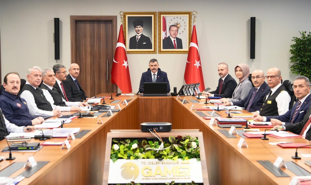 Sayın Bakanımız <a href="/mustafaciftcitr/">Mustafa ÇİFTÇİ</a>’nin liderliğinde gerçekleştirilen Sınır Güvenliği Toplantısı’na katıldık. 

Düzensiz göçle mücadele ve olası bölgesel risklere karşı yürütülen çalışmalar ve kurumlarımız arasındaki koordinasyon titizlikle sürdürülmektedir. 

Milletimizin huzur ve