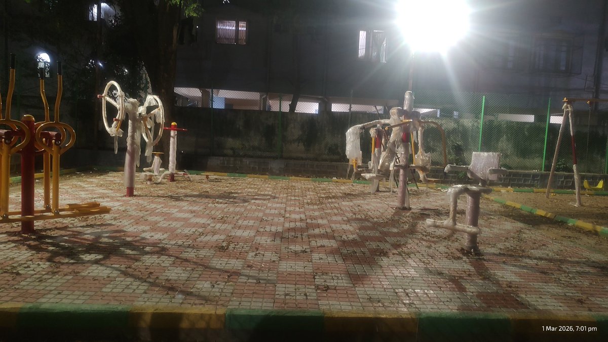 Chinna9901's tweet photo. This children's park is renovated and and been closed from past 13 months after renovation 
i request @CommissionrGHMC  @GHMCOnline  @gadwalvijayainc @MutaJaisimha
to open the gate and allow people 
location laksmamma park , adikmet , Musheerabad Hyderabad https://t.co/o7h3fkJLF3