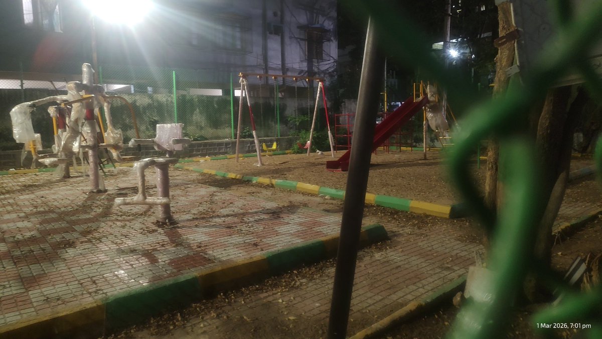 Chinna9901's tweet photo. This children's park is renovated and and been closed from past 13 months after renovation 
i request @CommissionrGHMC  @GHMCOnline  @gadwalvijayainc @MutaJaisimha
to open the gate and allow people 
location laksmamma park , adikmet , Musheerabad Hyderabad https://t.co/o7h3fkJLF3