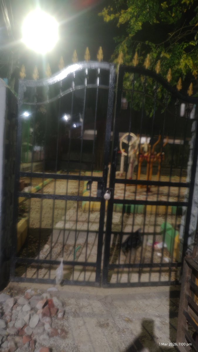 Chinna9901's tweet photo. This children's park is renovated and and been closed from past 13 months after renovation 
i request @CommissionrGHMC  @GHMCOnline  @gadwalvijayainc @MutaJaisimha
to open the gate and allow people 
location laksmamma park , adikmet , Musheerabad Hyderabad https://t.co/o7h3fkJLF3