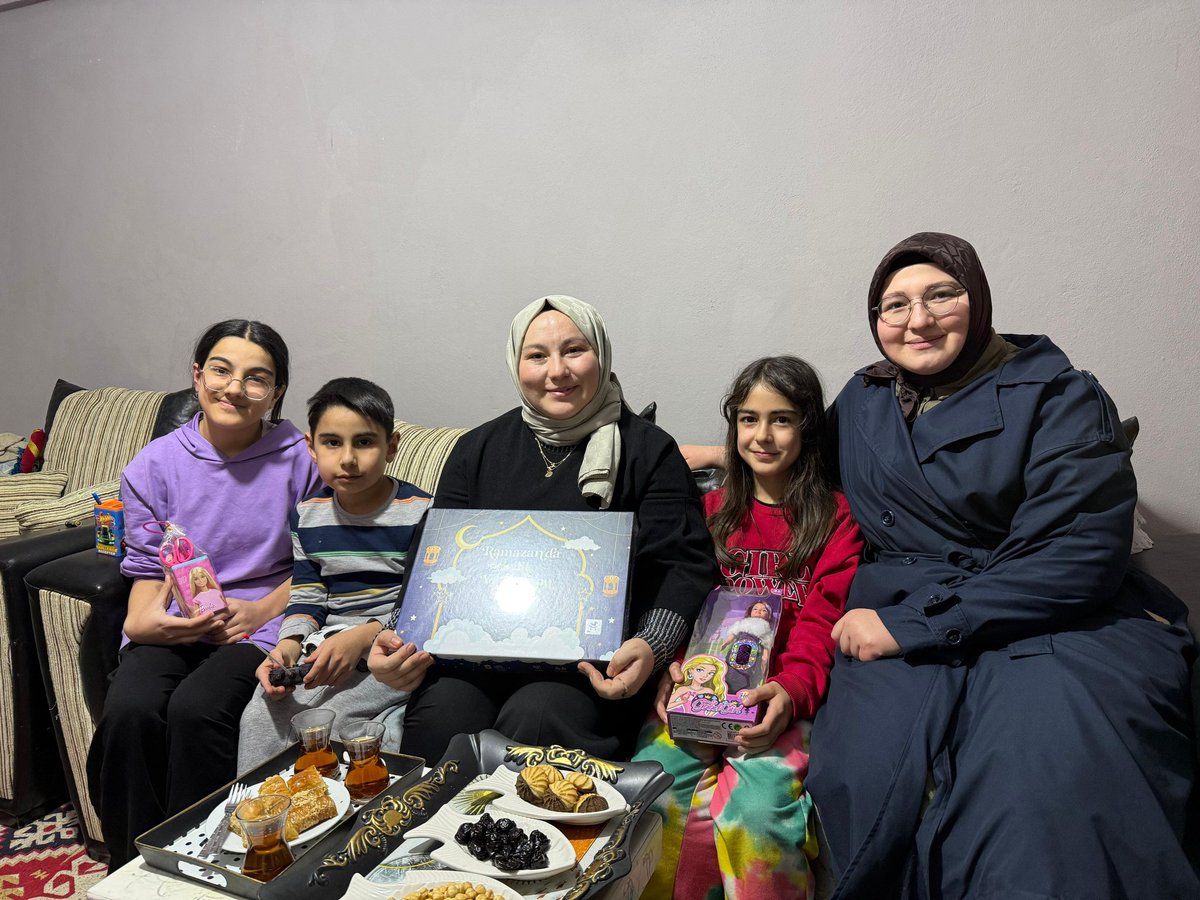 akkadingiresun's tweet photo. 📍 Küçük Sanayi
Ramazan’ın 11. gününde Sunta Sokak’ta bir ailemize misafir olduk, çocuklarımızla Ramazan oyunu oynayarak manevi değerlerimizi paylaştık.
Recep Tayyip Erdoğan’ın selamlarını ilettik.
Rabbim birlik ve beraberliğimizi daim eylesin. 🌙🤲 https://t.co/RqeqNlh7Jp