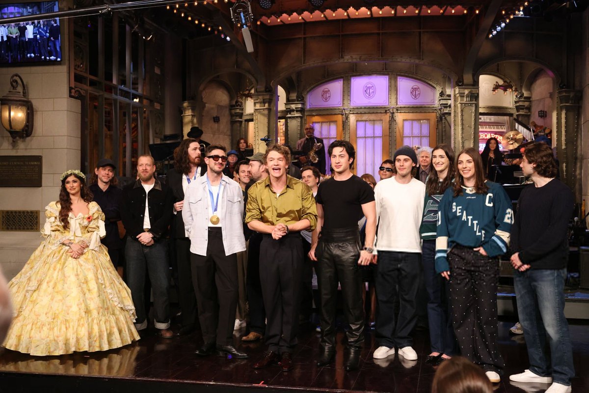 hudsonwupdates's tweet image. HD photos of Hudson Williams and Connor Storrie during SNL last night