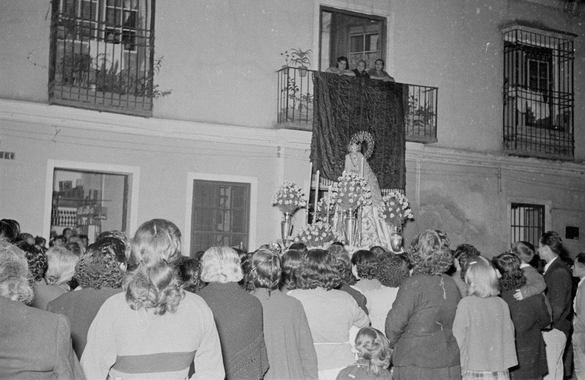 La Virgen de la Esperanza por su antiguo Perchel #cofradiasmlg