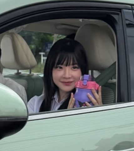 ชอบน้องยิ้มในเรื่องด้วงกับเธอว่ะ ไม่รู้จักแต่น้องน่ารักมาก ด้วงมีฉินแต่พี่ไม่มีใครนะ