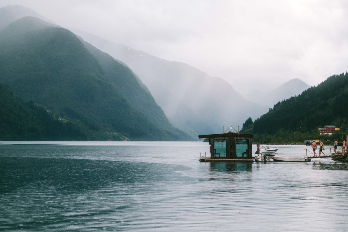 picsonthestreet's tweet photo. Floating sauna https://t.co/gDKv2JSWon
