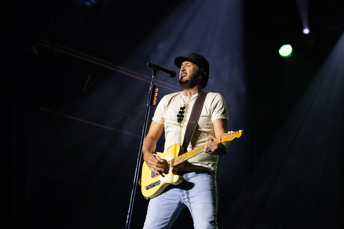 lukebryan's tweet photo. Arizona! Y’all know how to party. Thanks to #extrainningsfest for having me. Can’t wait to see y’all on tour https://t.co/RR60ltsIbZ