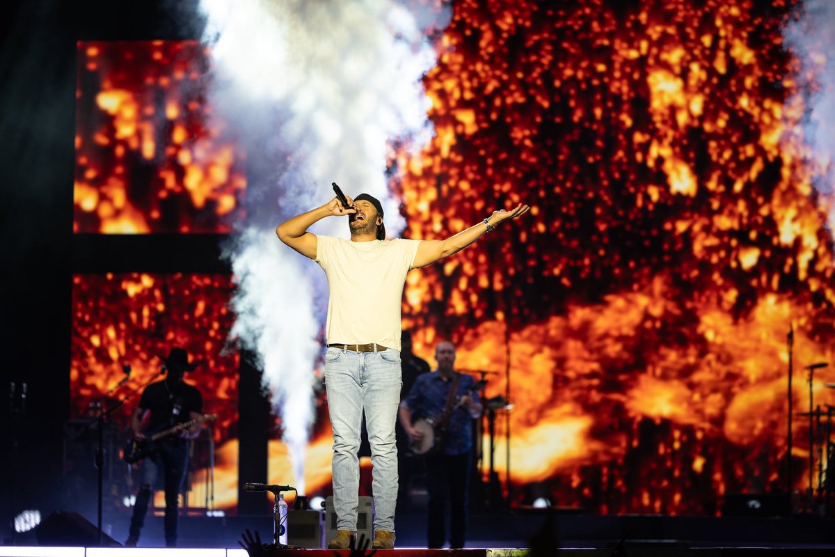 lukebryan's tweet photo. Arizona! Y’all know how to party. Thanks to #extrainningsfest for having me. Can’t wait to see y’all on tour https://t.co/RR60ltsIbZ