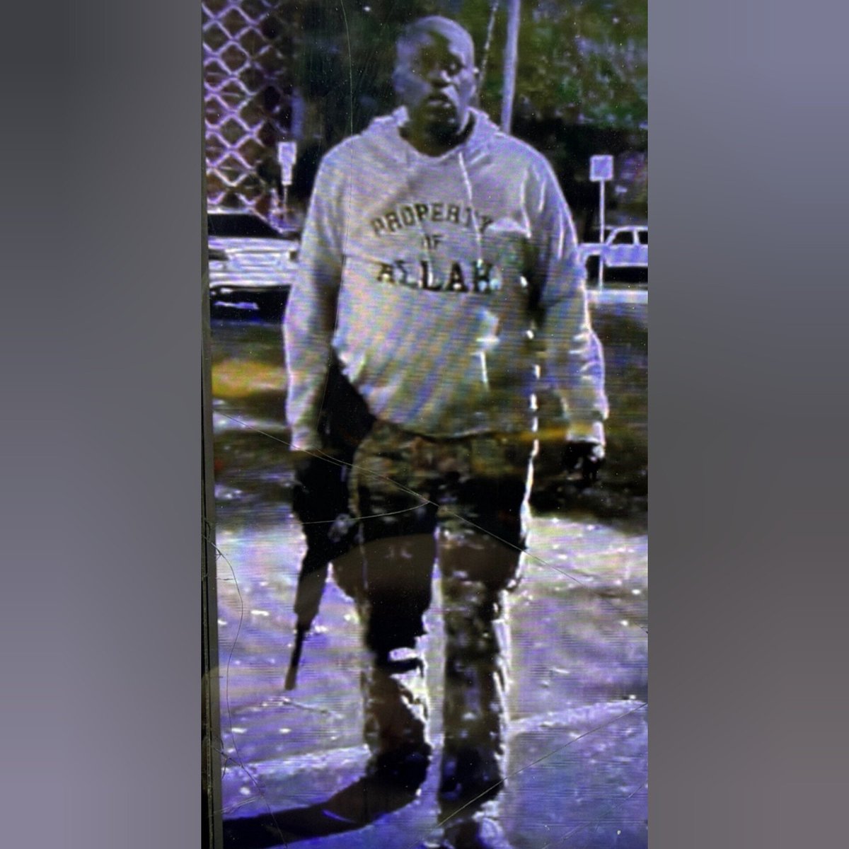 🇺🇸 | Foto del autor del tiroteo masivo en Austin, Texas — armado, con un suéter que dice “Property of Allah” y una camiseta interior con la bandera iraní.

El terrorista es un ciudadano estadounidense naturalizado de 53 años, nacido en Senegal, que vive en Pflugerville, Texas.