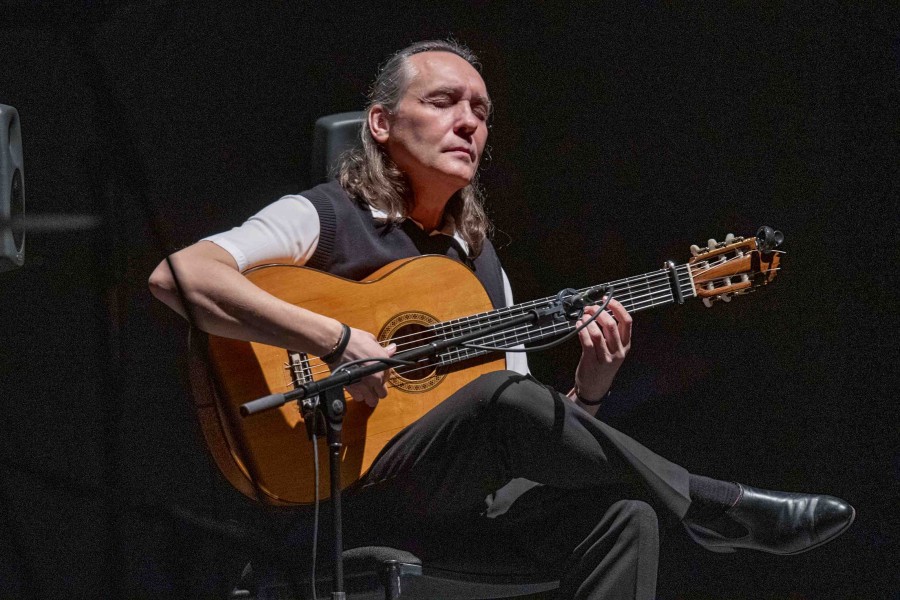 ndealmeria's tweet image. Vicente Amigo deslumbra en Almería con un emotivo recital de guitarra dlvr.it/TRDdFW #VicenteAmigo #GuitarraFlamenca #Almería