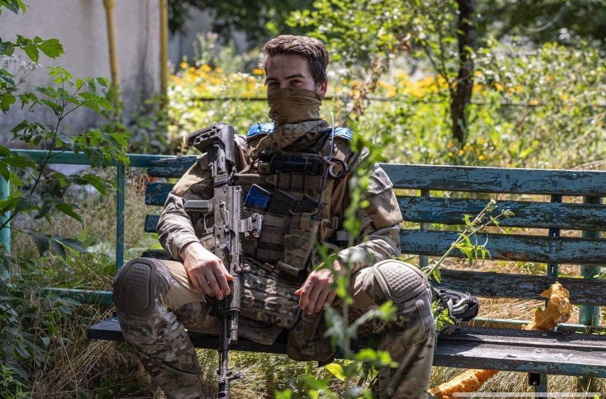 Pojďme společně pomoci legendárnímu českému bojovníkovi Ondřejovi s novou výstrojí na jeho další misi na Ukrajině. Máte zcela ojedinělou šanci získat jeho starý balistický nosič plátů a přilbu. 

Začínáme teď, končíme zítra, v pondělí 2. března ve 20.00.