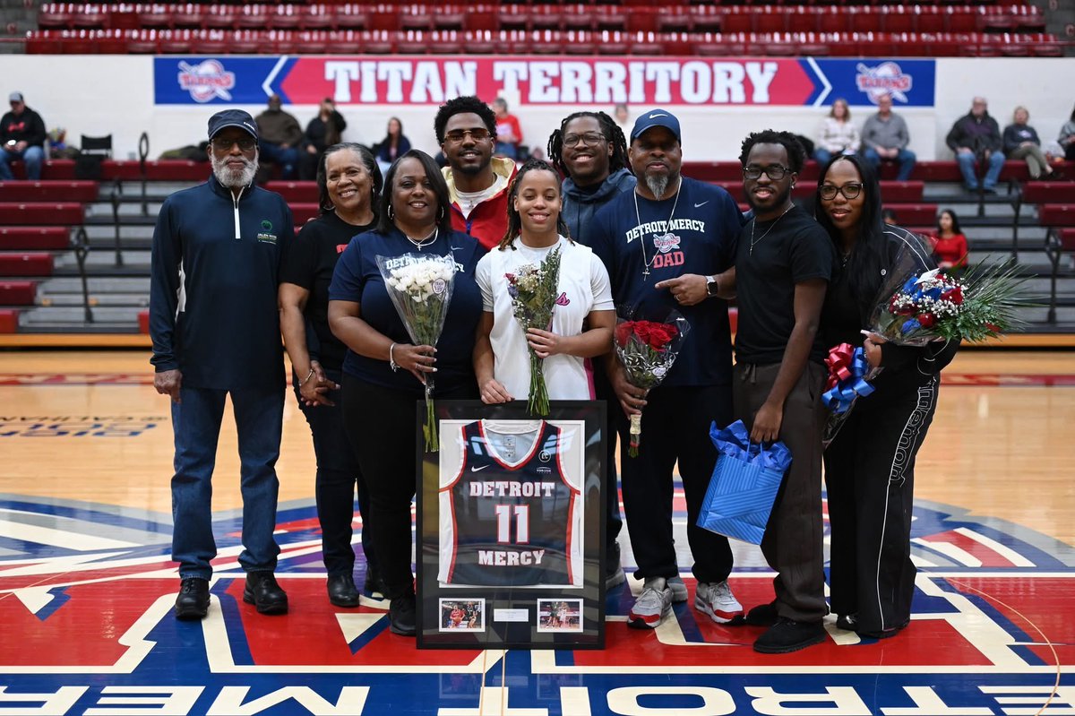 bcandi_girl's tweet photo. Yesterday was Bittersweet as it was Senior Day. Kailee played her final home game of her Collegiate career🥹 Kailee’s PG play was Elite and she finished with 12 pts 4 ast 4 rbs 1 stl 1 blk‼️ Humble and Strong  you are @kailee_davis3🫶🏽💪🏽 Honored to be your Mom and Forever Proud❤️ https://t.co/uo4ZGouFrr
