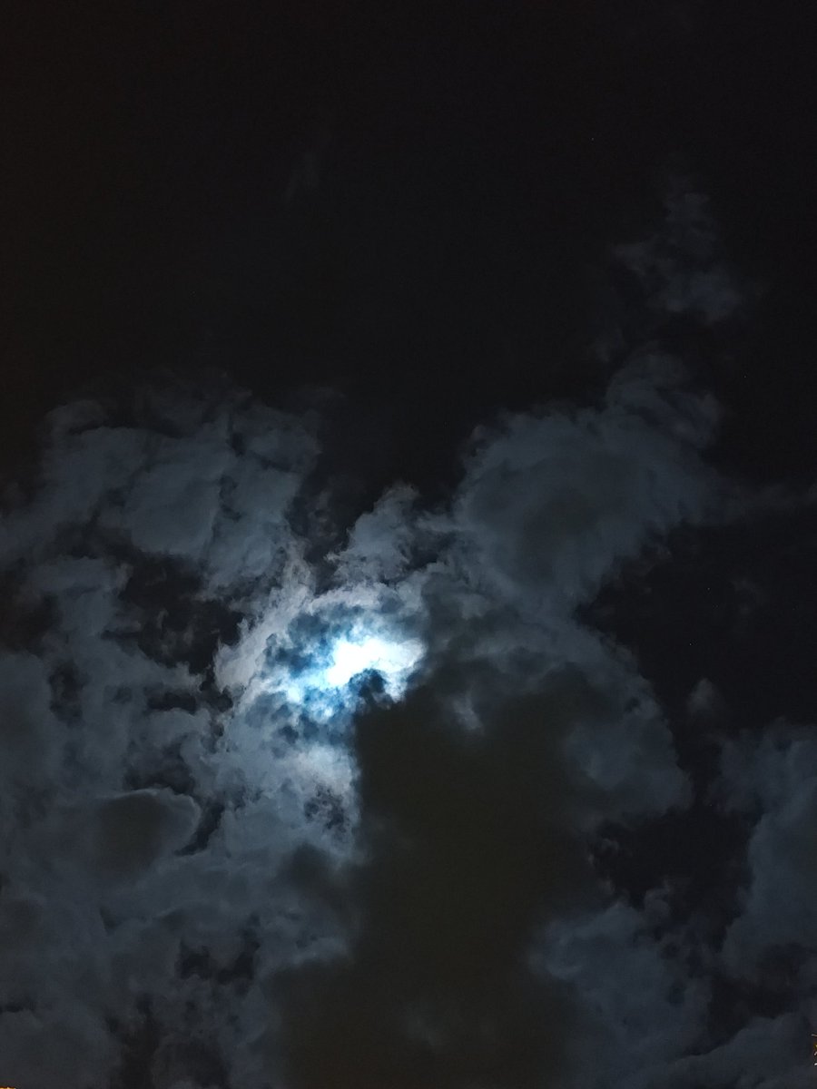 aminesevicii's tweet photo. Gökyüzü kararmayı seçti diye ışığımdan vazgeçecek değilim; ben bulutlara rağmen doğan ayım.🌙☁️✨ https://t.co/zkJA0UZWNI