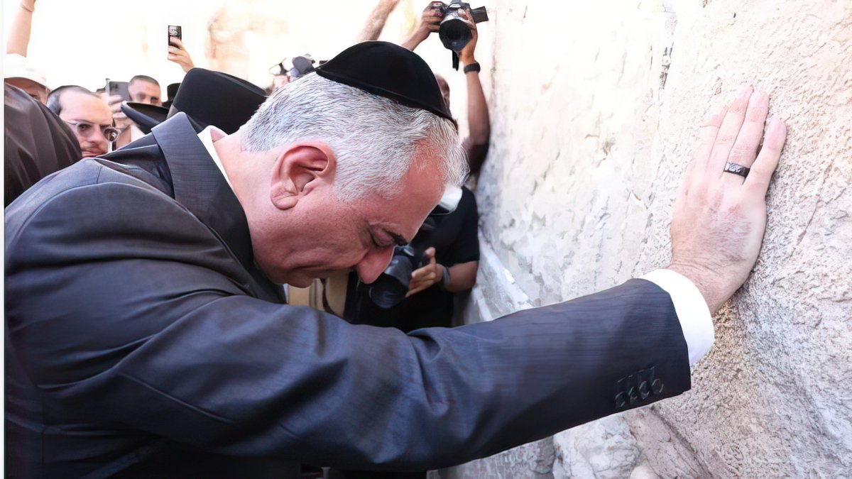 Krakan_G's tweet photo. Hier ist euer toller "#Schah" - der Sohn eines Tyrannen, der so unbeliebt war, dass man lieber von Mullahs regiert werden wollte.
Wer diese israelische Sprechpuppe jetzt als Retter und Hoffnung für den #Iran sieht, sollte sich wegen kognitiver Behinderung einen Vormund nehmen. https://t.co/I68W5kWoJw
